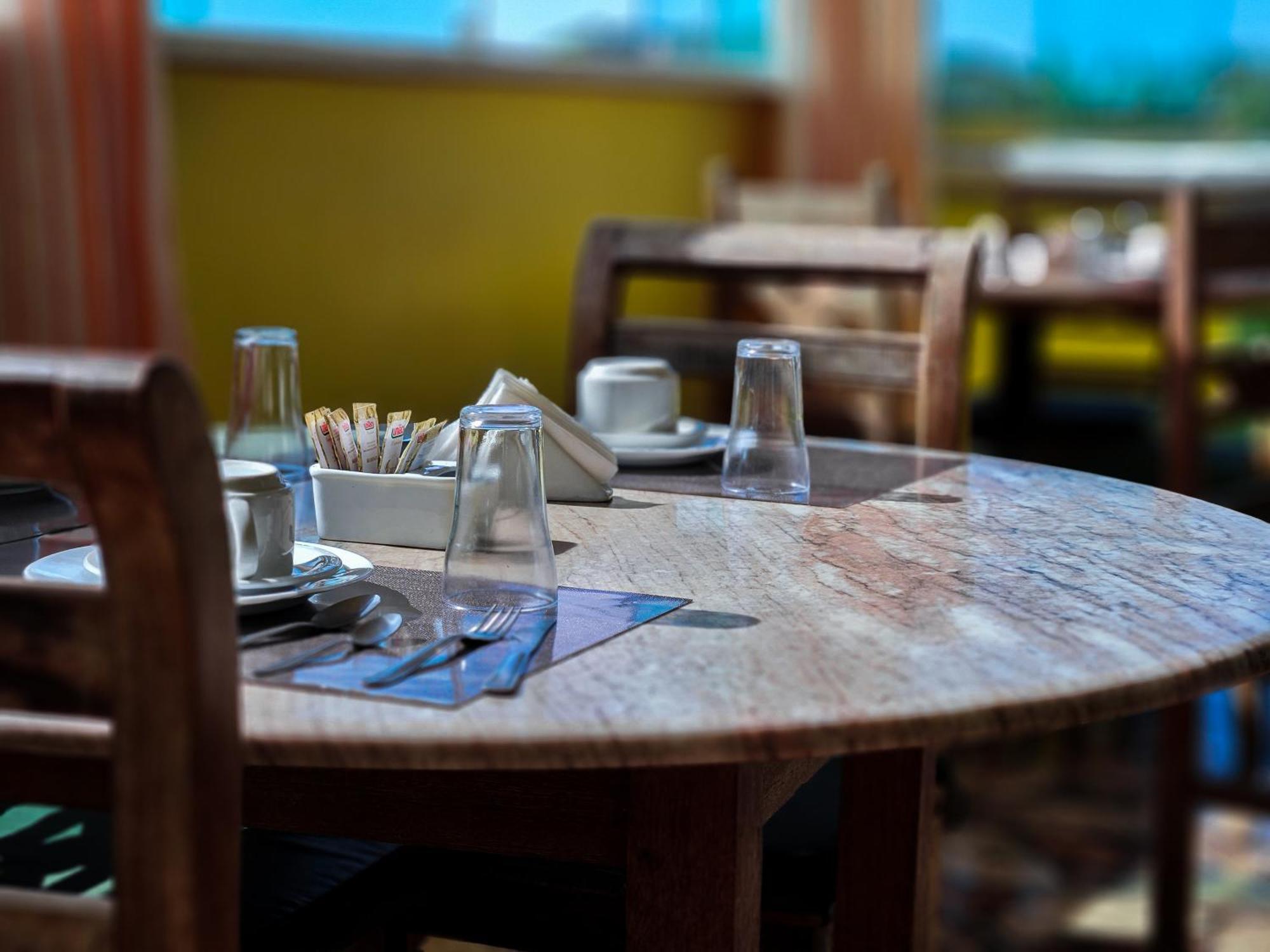 Bella Vista Ocean View Hotel Armacao dos Buzios Bagian luar foto A restaurant table
