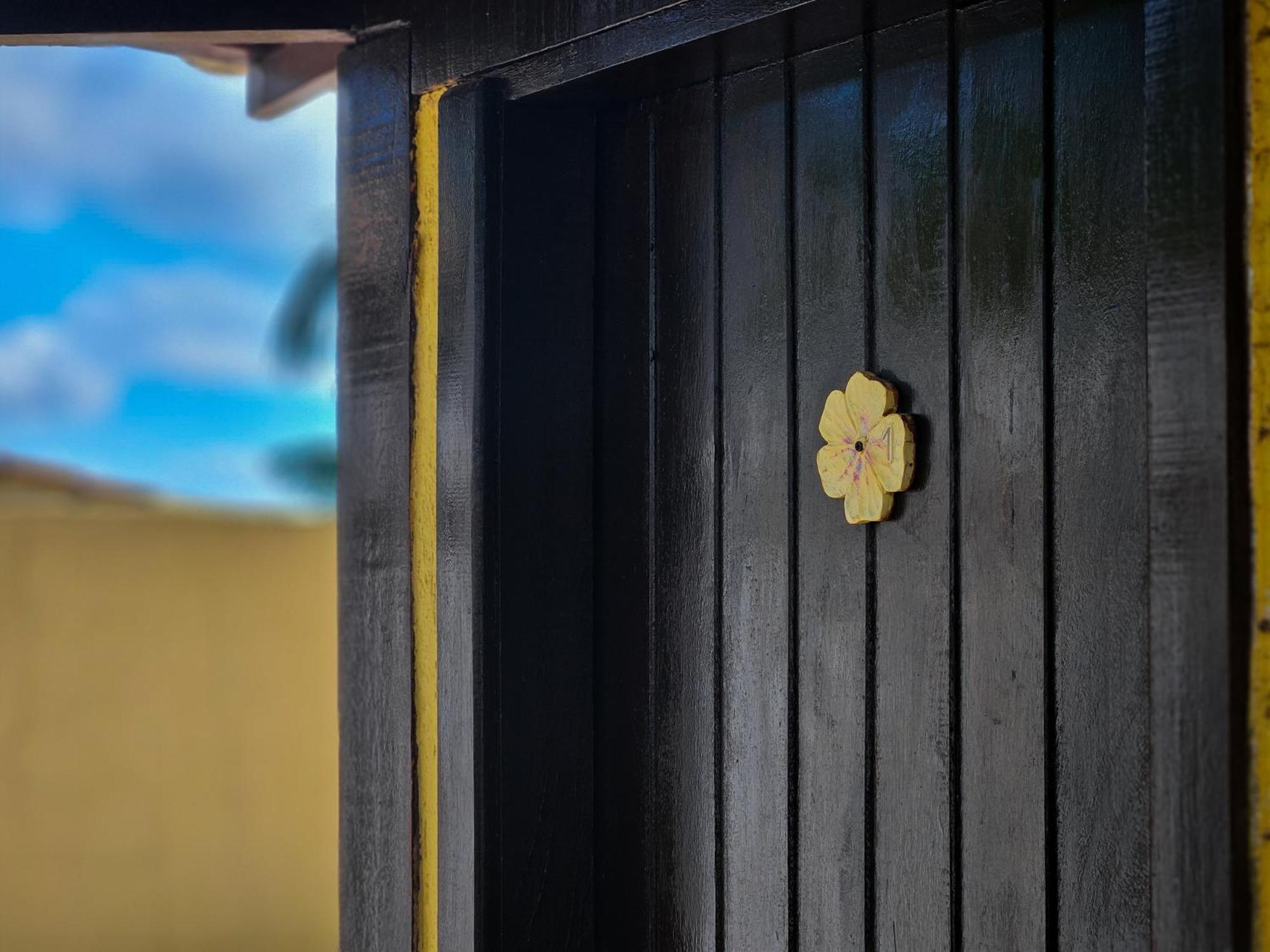 Bella Vista Ocean View Hotel Armacao dos Buzios Bagian luar foto A golden flower-shaped knob on a door