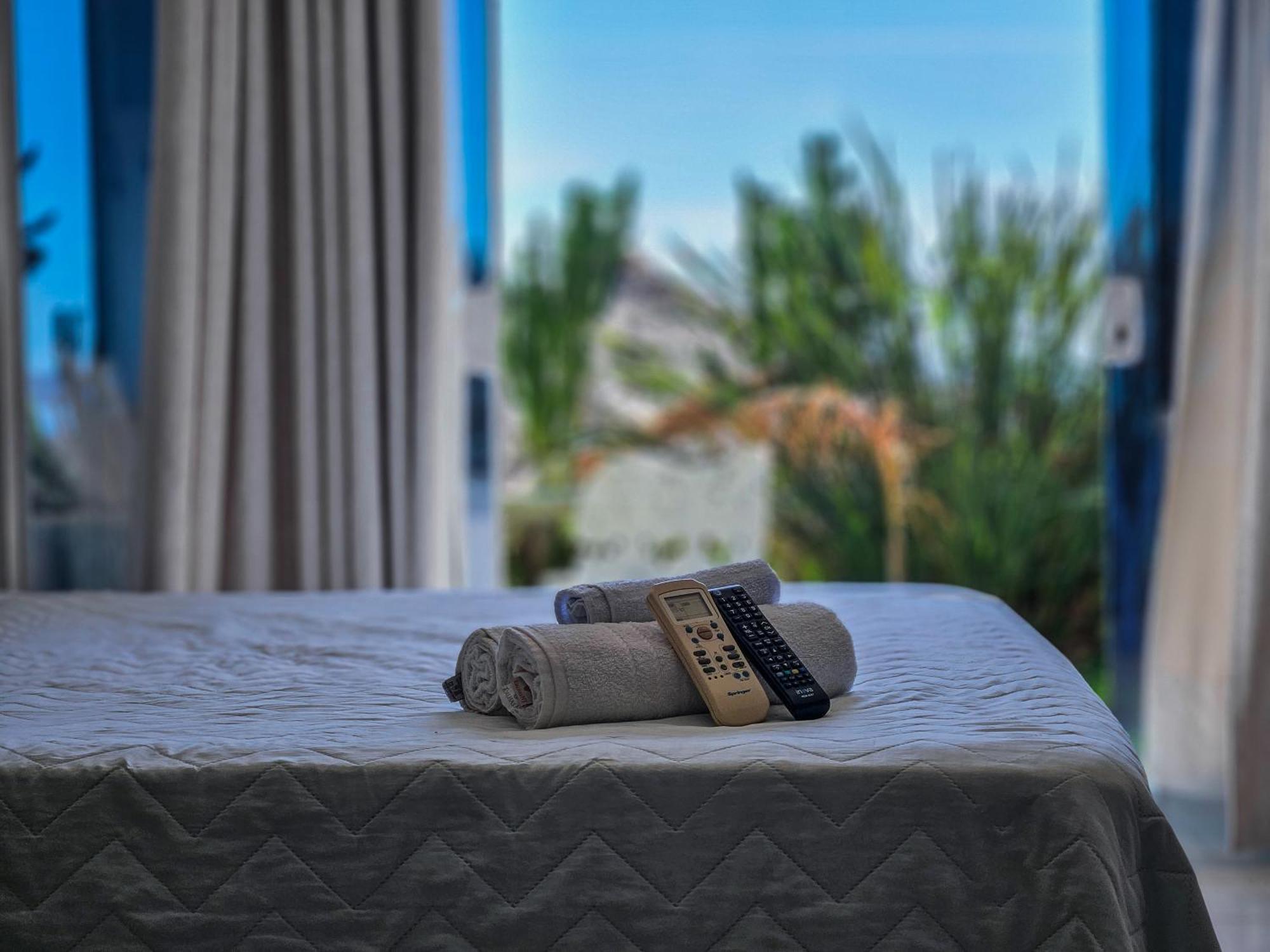 Bella Vista Ocean View Hotel Armacao dos Buzios Bagian luar foto A bed with a remote control and a towel