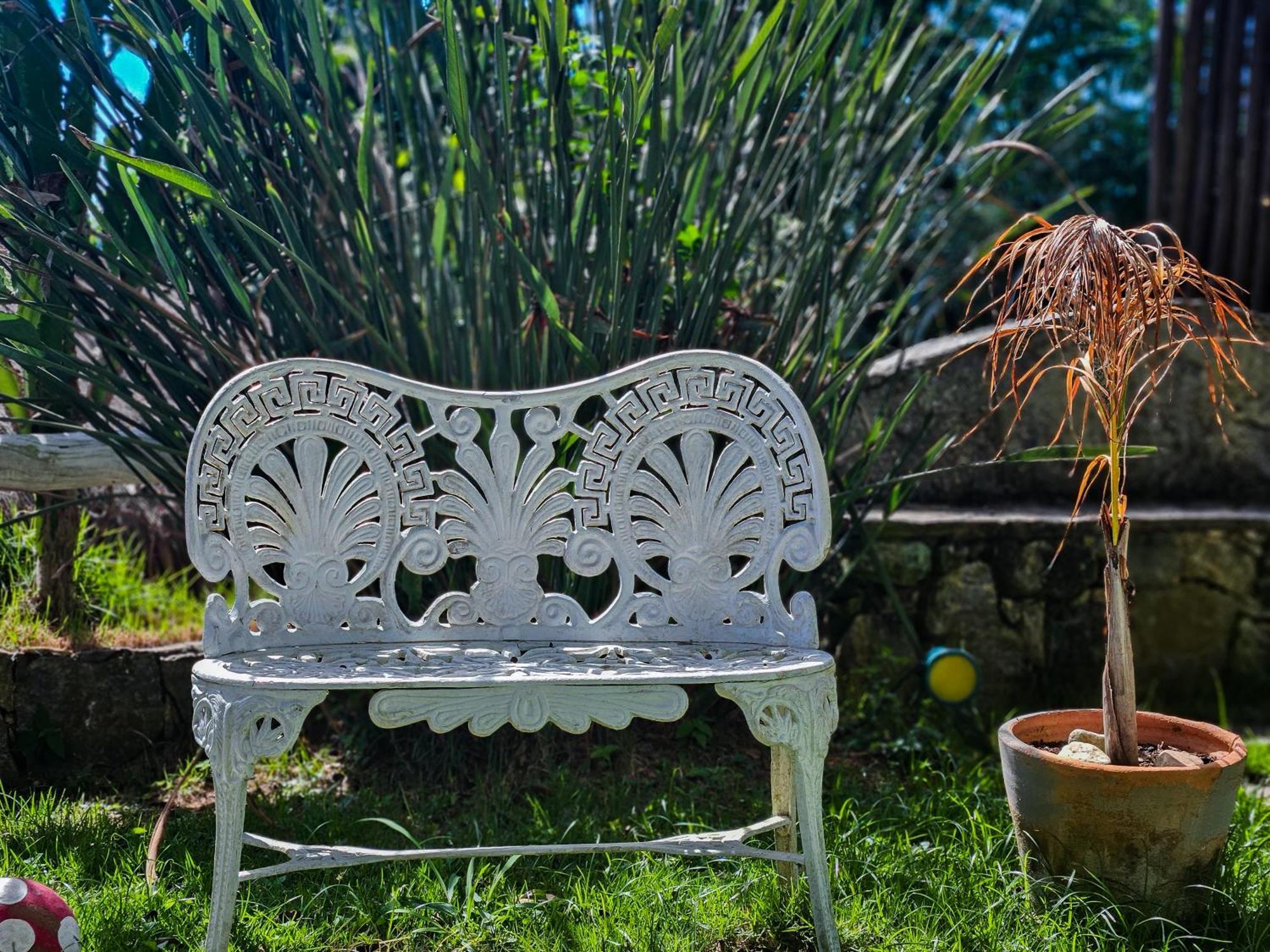 Bella Vista Ocean View Hotel Armacao dos Buzios Bagian luar foto A white cast iron bench
