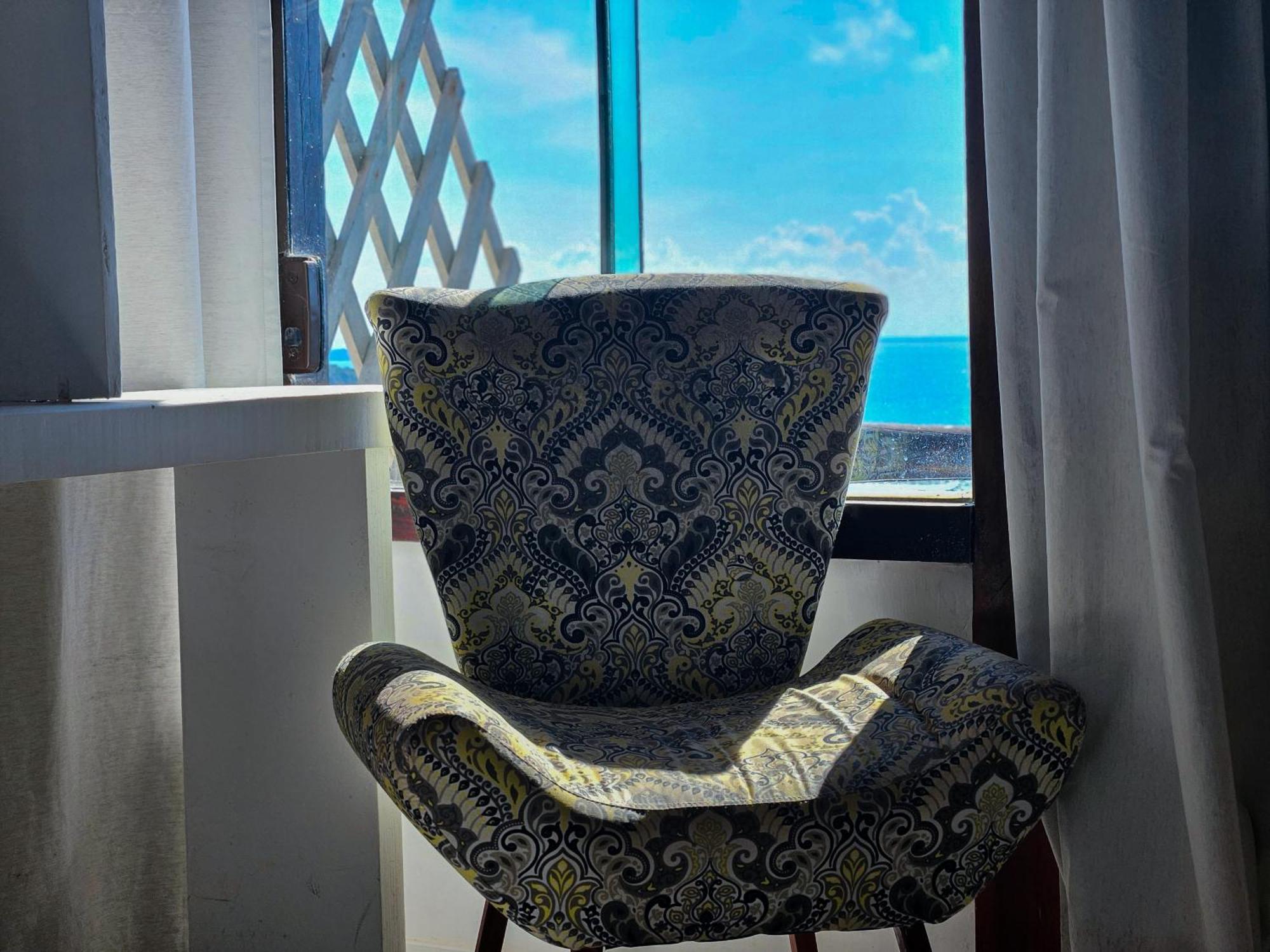 Bella Vista Ocean View Hotel Armacao dos Buzios Bagian luar foto A chair in a hotel room