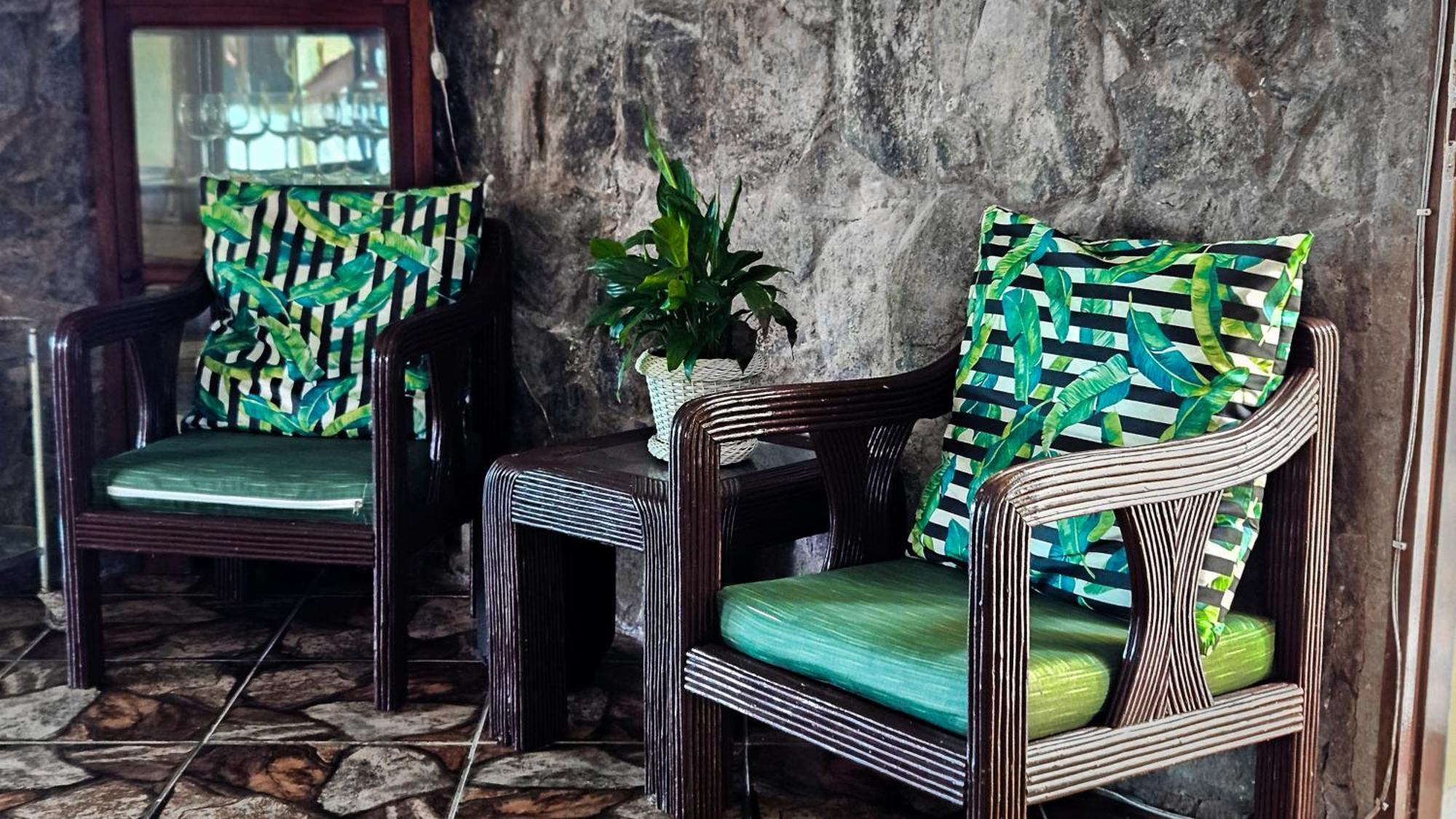 Bella Vista Ocean View Hotel Armacao dos Buzios Bagian luar foto A set of rattan furniture